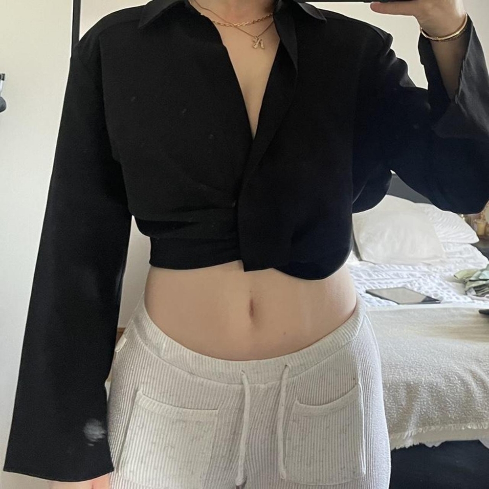 black pleated cropped long sleeve shirt